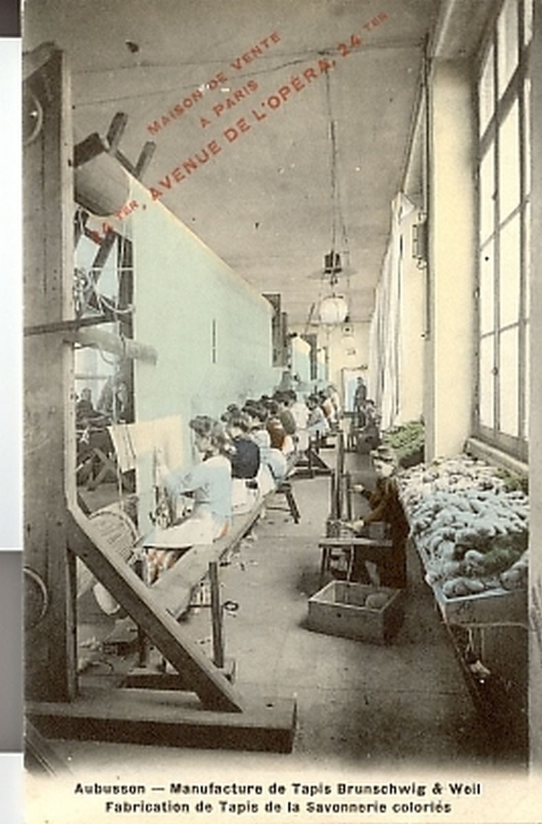 Carte postale de la manufacture Brunschwig et Weil (1er quart 20e siècle) : l'atelier de tissage des tapis de la Savonnerie coloriés, avec les ouvrières au travail (collection particulière)