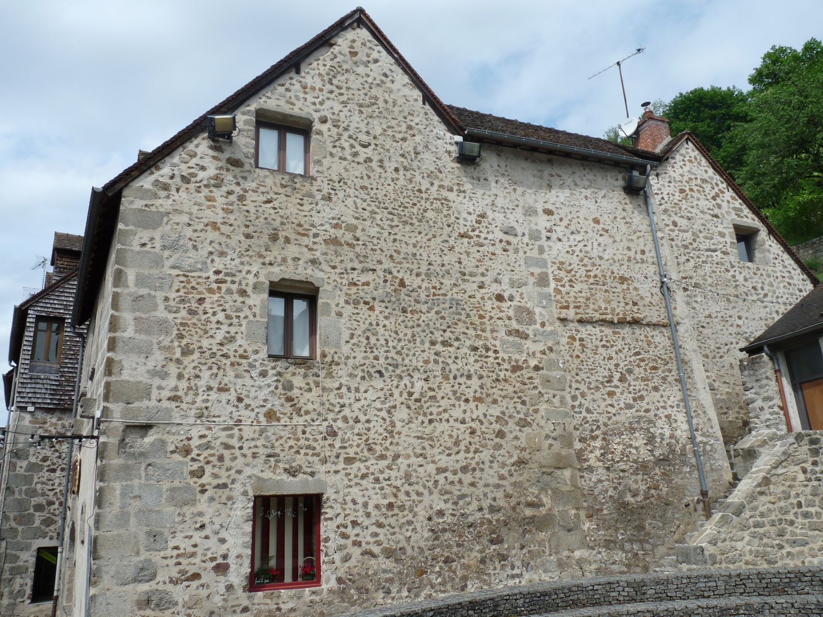 Mur-pignon est, sur la place Tabard, avec, à droite, la tour d'escalier accolée à l'élévation postérieure. 