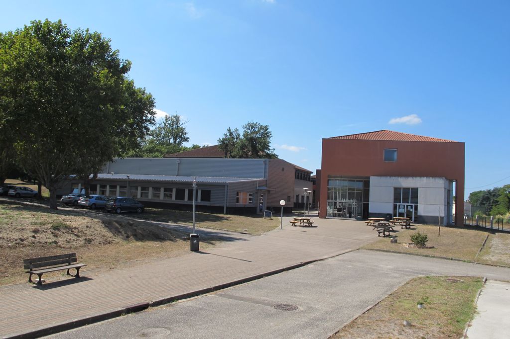 Vue vers le bâtiment de maintenance à gauche et le bâtiment d'enseignement à droite.