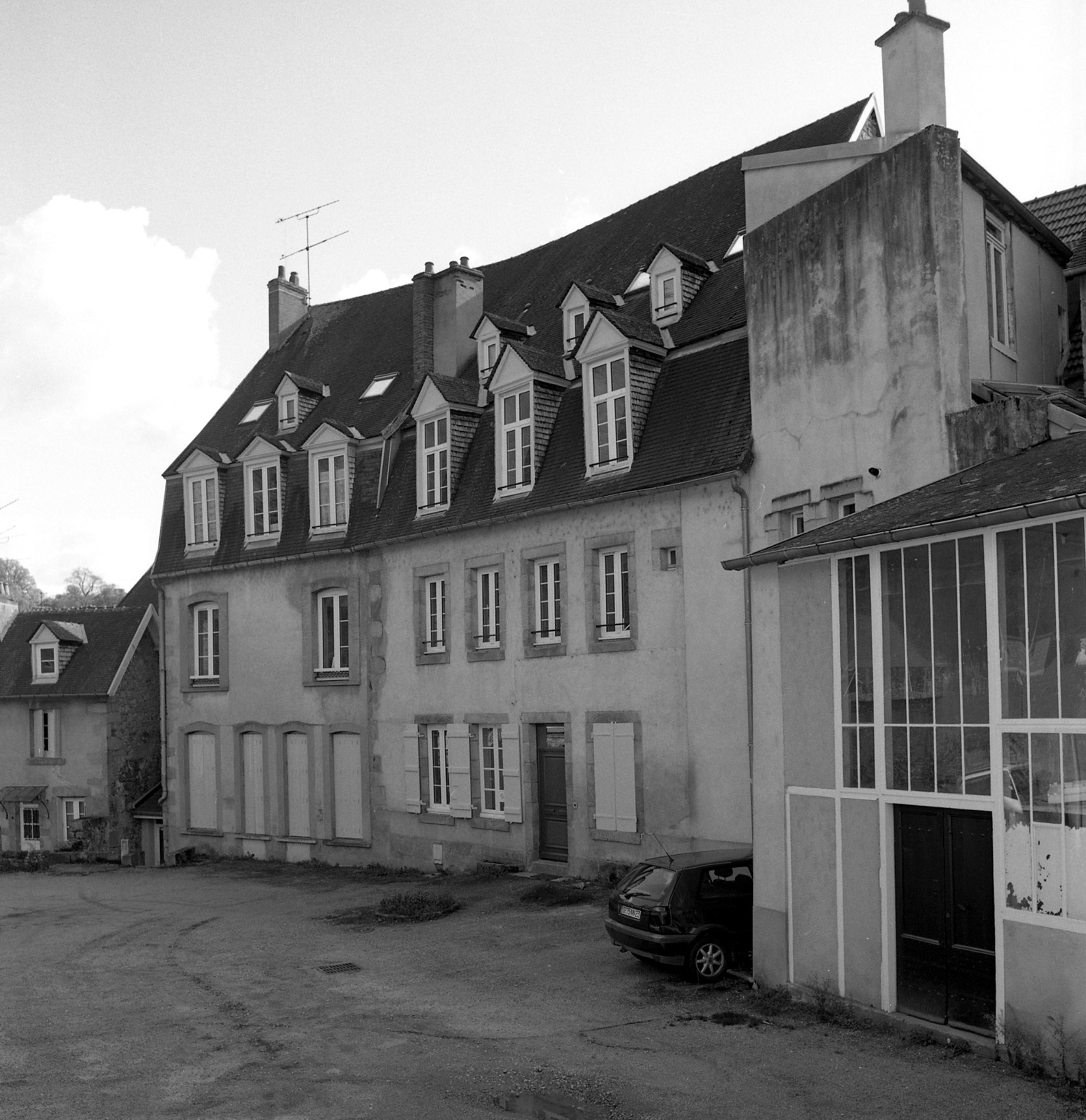 Vue générale de la façade postérieure de l'ancienne manufacture Tabard, prise depuis la rue Basse Terrade.