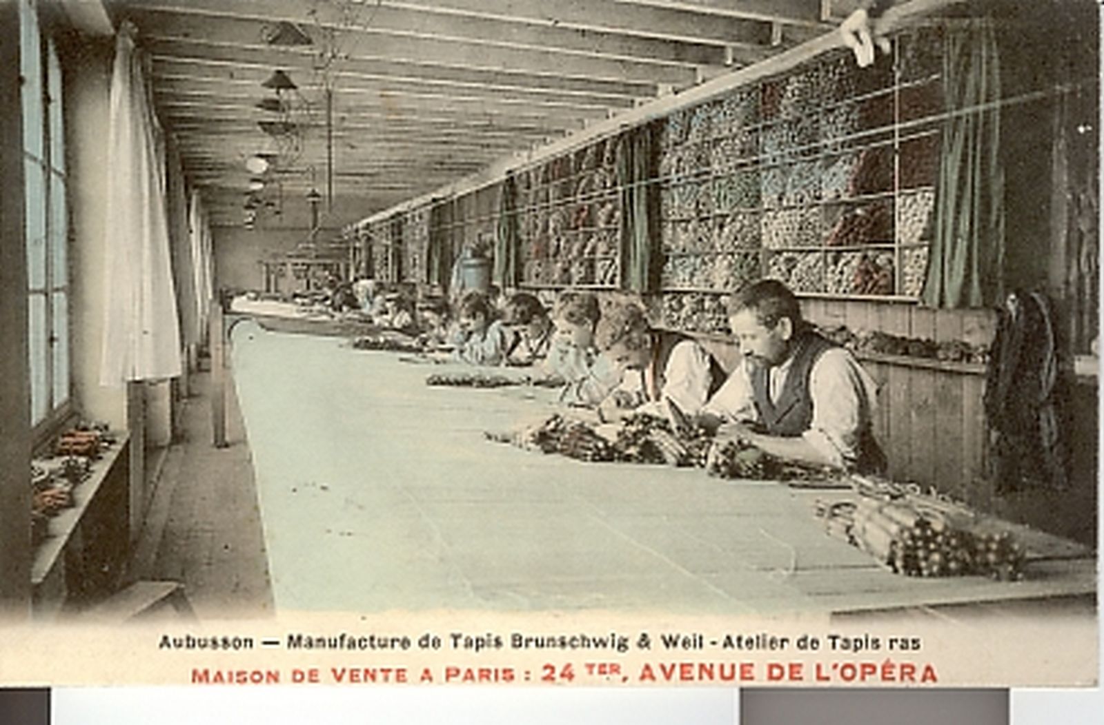 Carte postale (1er quart 20e siècle) de la manufacture Brunschwig et Weil : un atelier de tapis ras (collection particulière).