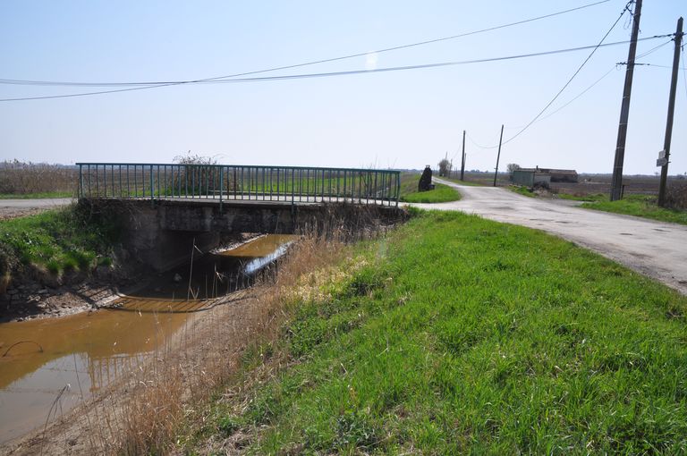 Pont Merleau entre le canal des Portes Romaines et le canal des Quinze Pieds.
