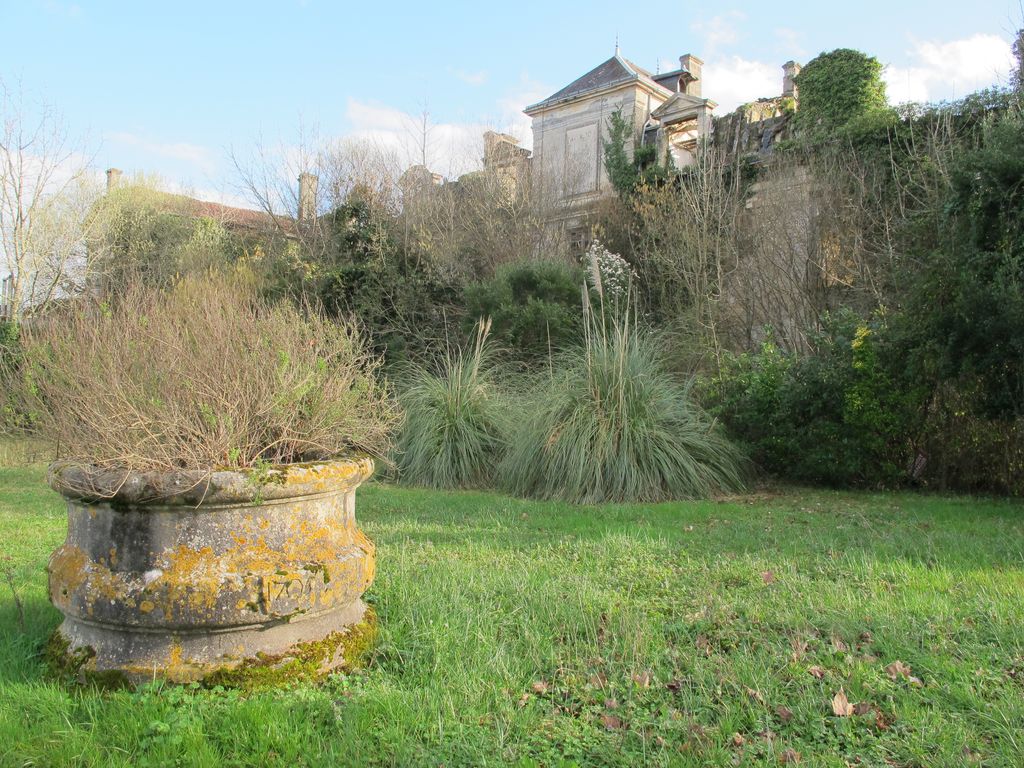 Site de Dillon. Elévation antérieure de l'ancien château (puits 1705).