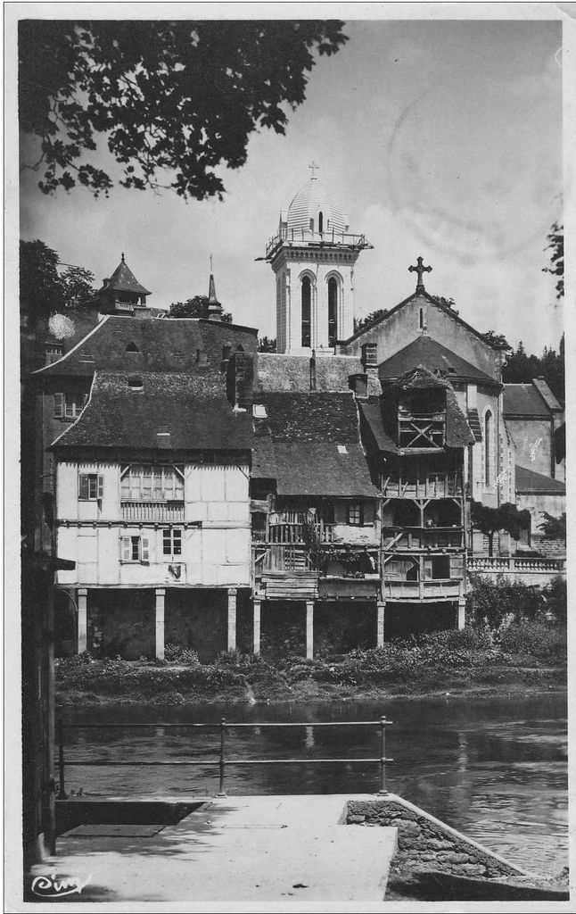 Vue d'ensemble des 2 à 5 rue Lafitte depuis la berge opposée de la Vézère. Carte postale, après 1938.