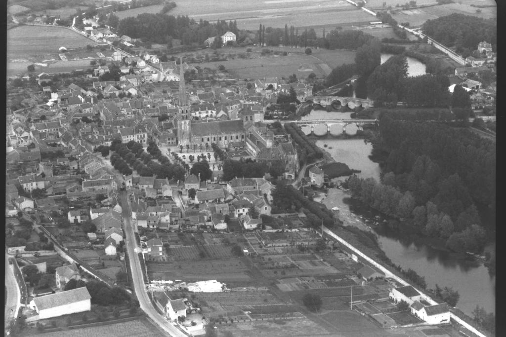 Vue aérienne du village de Saint-Savin depuis le sud, vers 1955 (fonds Henrard).