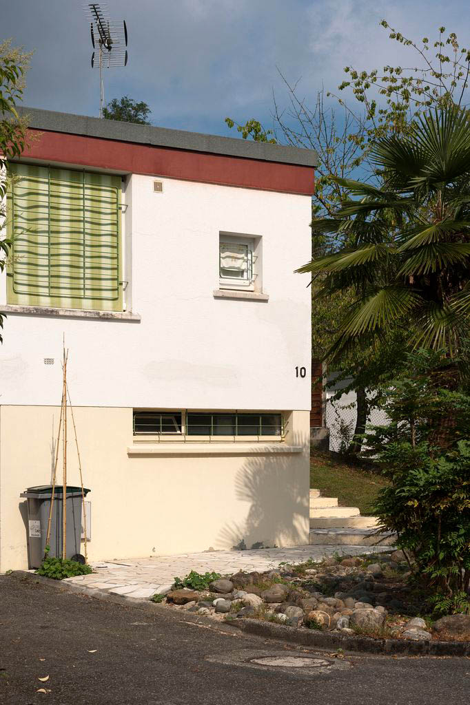 Façade avec garage d'une maison initialement dédiée à Aquitaine chimie