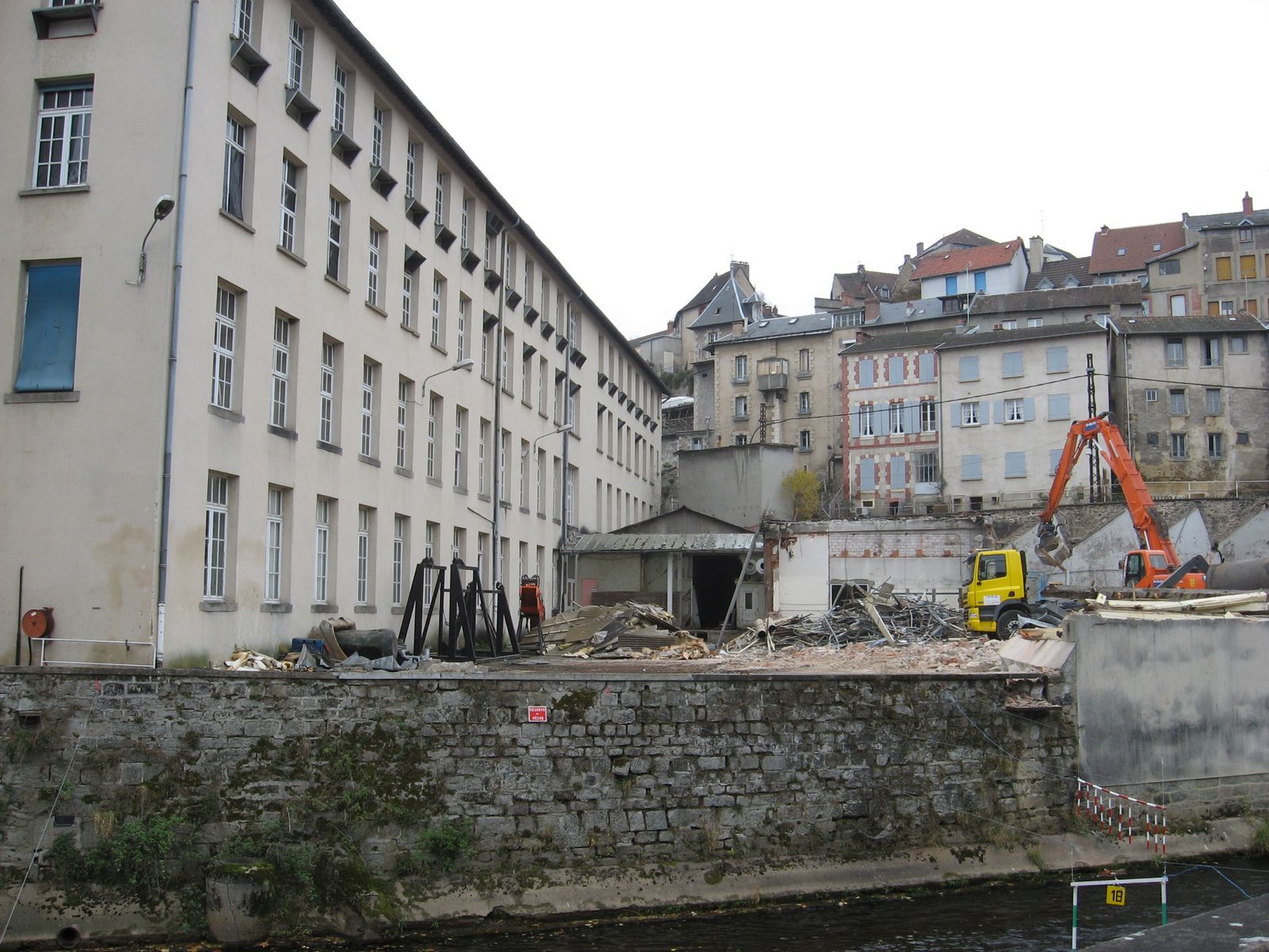 Vue générale des sheds Philips en cours de destruction (novembre 2007).