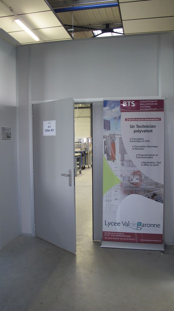 Entrée de l'atelier CRSA (conception et réalisation de systèmes automatiques) et RTI (réseau technique informatique), bâtiment B15.