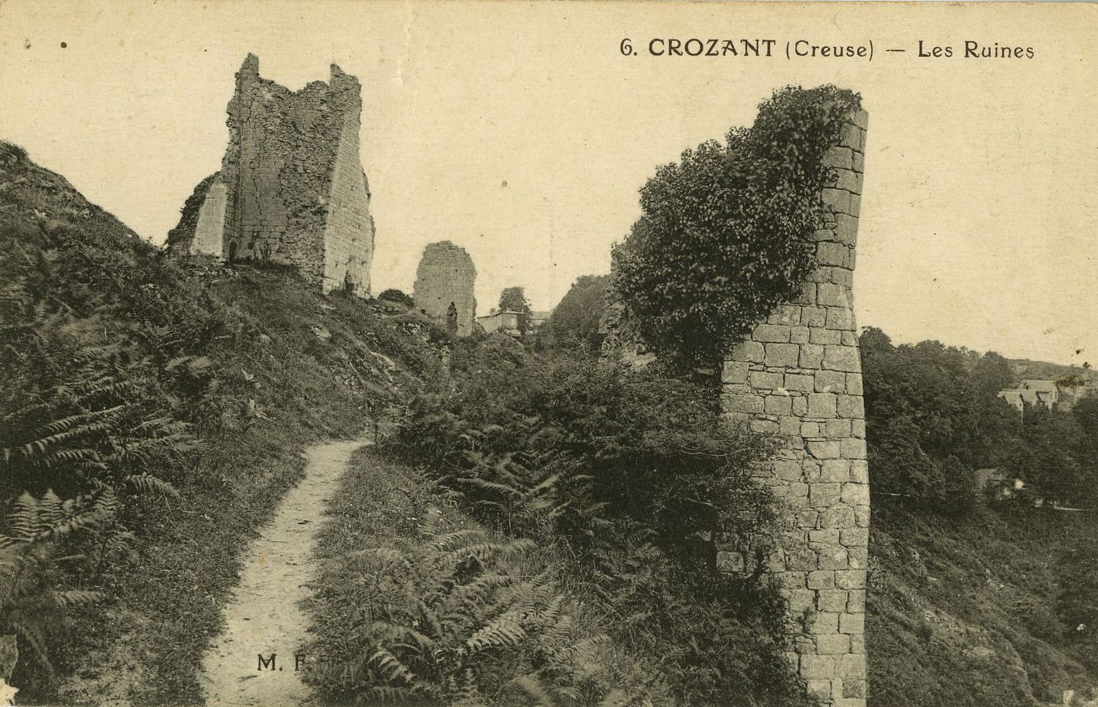 Carte postale ancienne : les ruines du château de Crozant (s.d.).