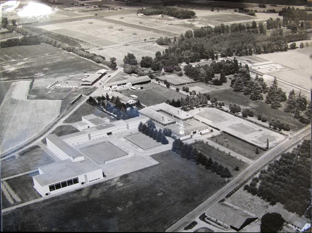 Vue aérienne du lycée, années 1970. (AN. 19940651/10)