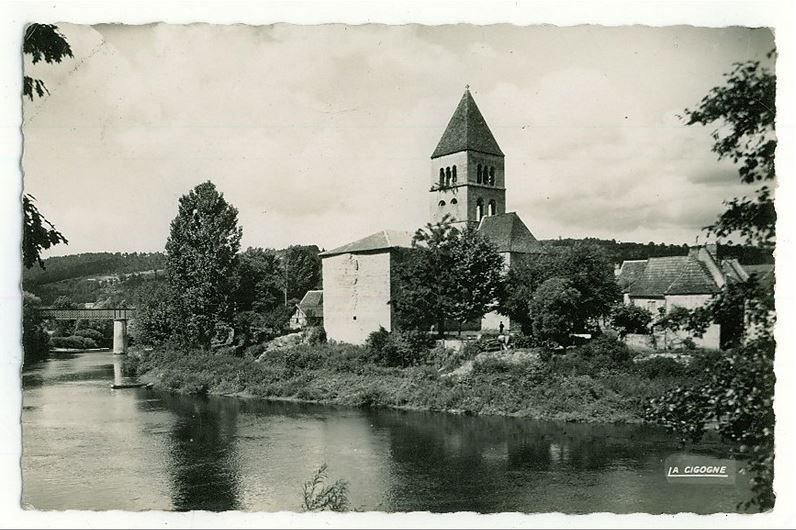 Vue au sud-ouest du bourg de Saint-Léon-sur-Vézère, vers 1960. Carte postale.
