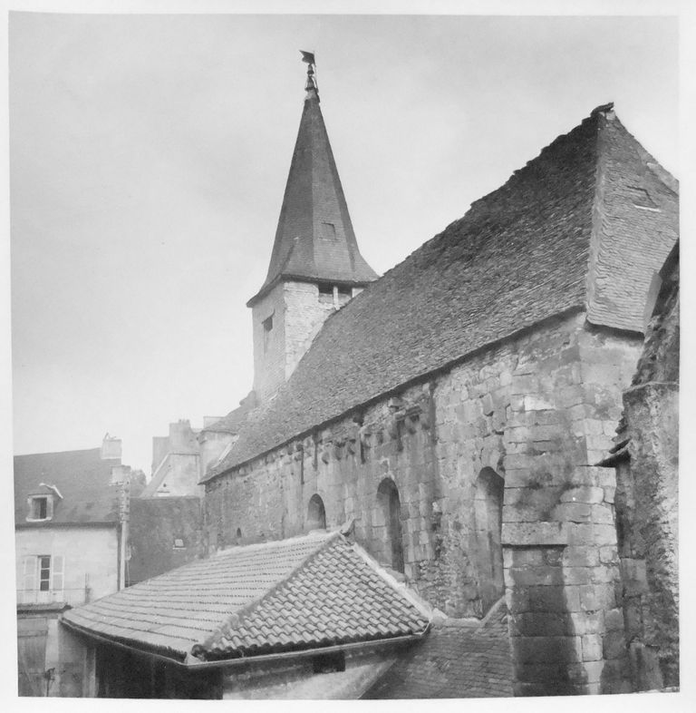 Photographie de l'église du prieuré depuis le sud-ouest, 3e quart du 20e siècle. Au premier plan, toiture du bâtiment annexe avant destruction.
