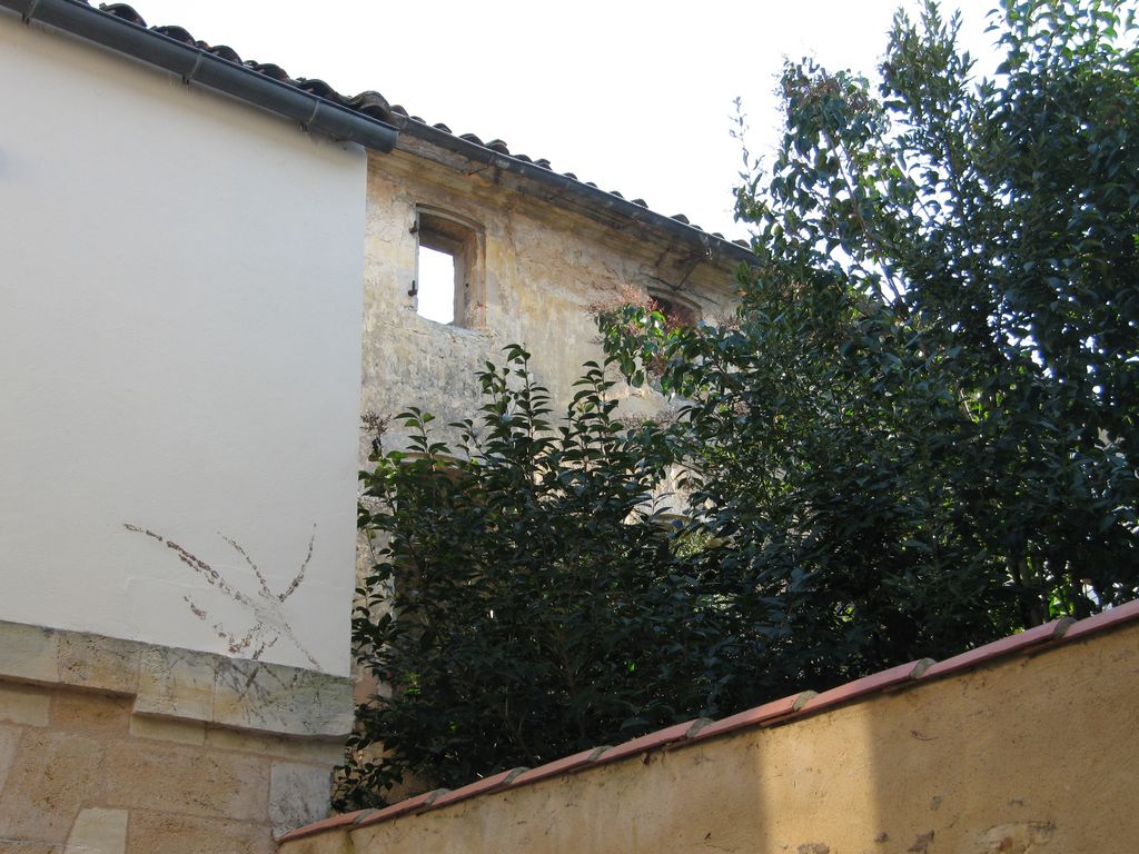 Corps de logis secondaire sur l'arrière-cour : vue des parties hautes depuis la maison mitoyenne (état avant travaux).