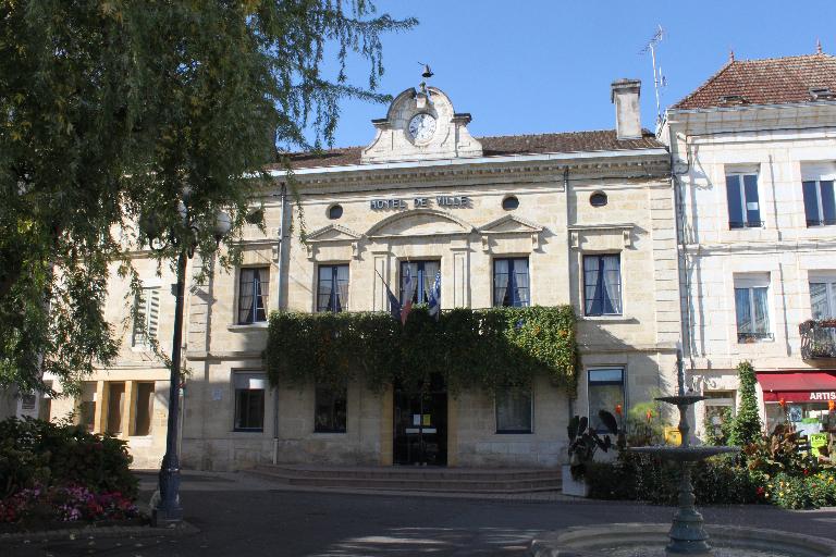 L'hôtel de ville de Montpon, place Gambetta.