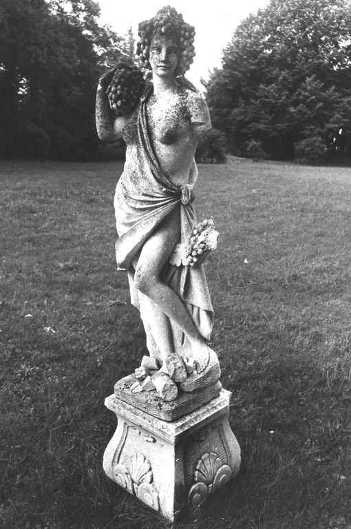 Vue d'une statue dans le parc (en 1975, aujourd'hui disparue).