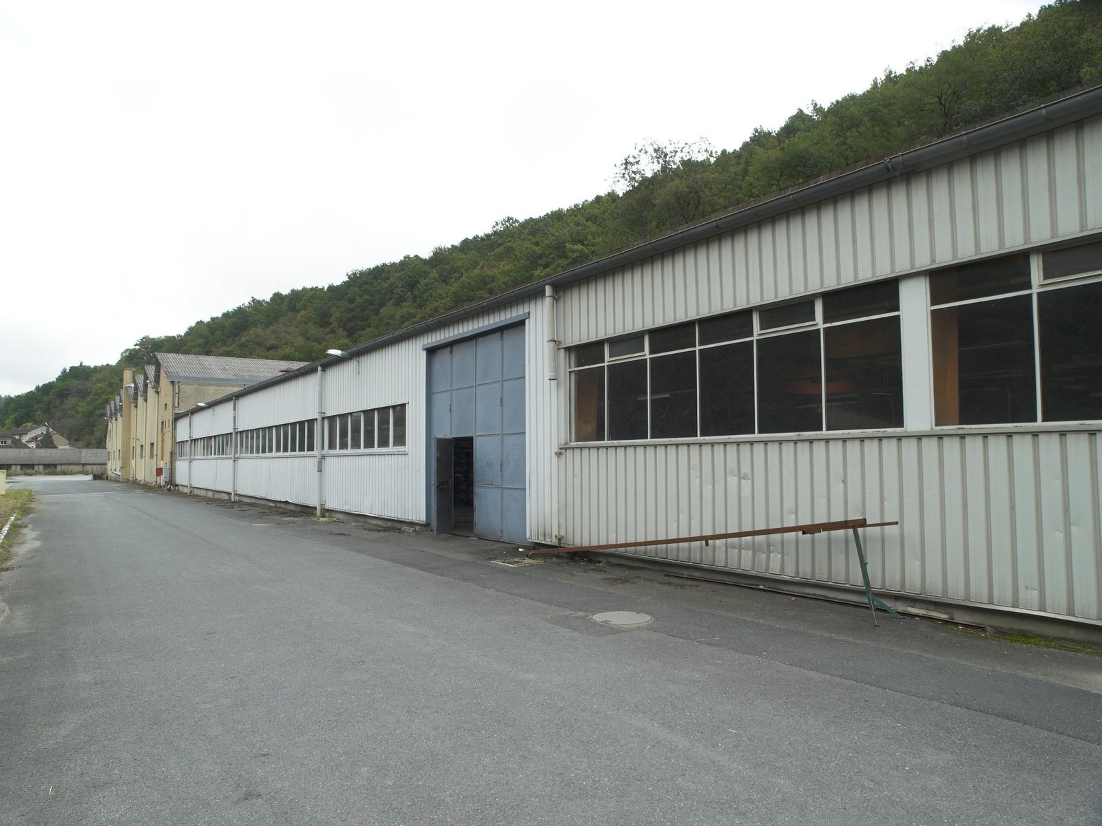 Vue générale de l'extension construite en 1989, au sud des sheds primitifs.
