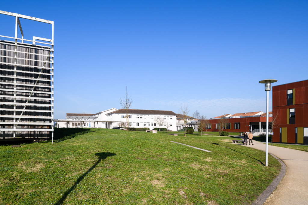 Site de Maurian : extrémité du bâtiment livré en 2015, les bâtiments des années 1960 à l'arrière plan et l'internat des filles à droite.