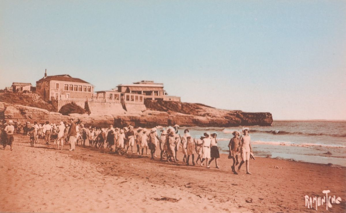 La pointe de la Grande Côte et ses établissements vus depuis la plage vers 1935.