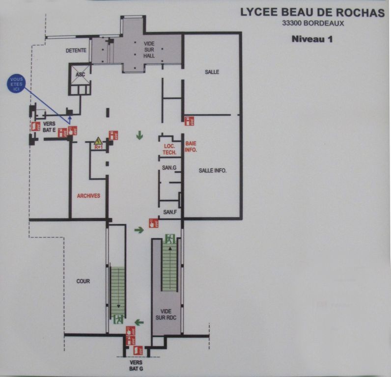 Plan niveau 1. Hall d'entrée du bâtiment E (lycée Rochas) escaliers vers les ateliers de mécanique.