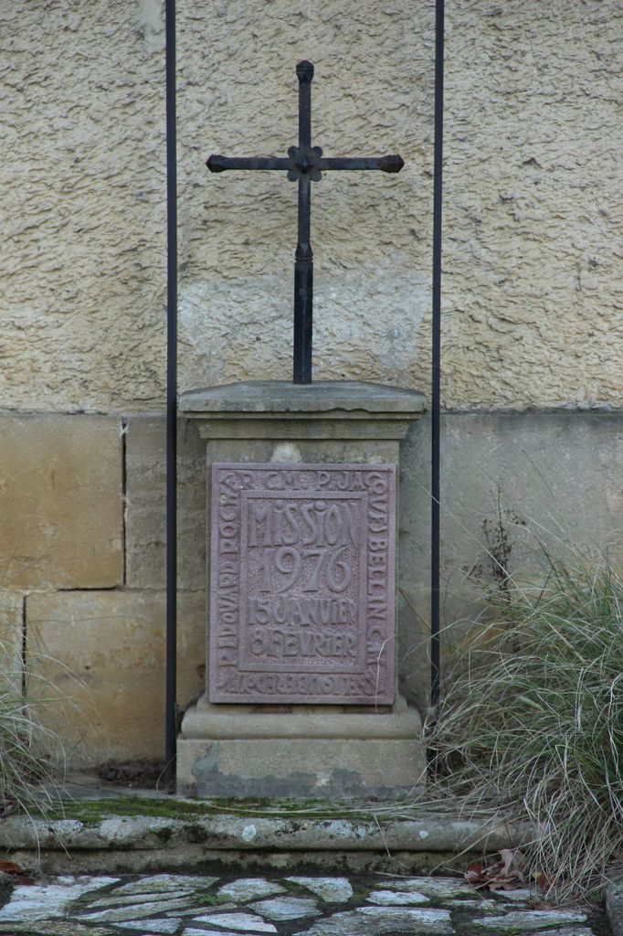 Croix de la mission de 1976 contre le chevet de l'église : détail.