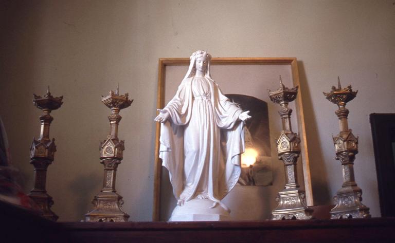 Ensemble de 4 chandeliers d'autel ; statuette de l'Immaculée Conception.