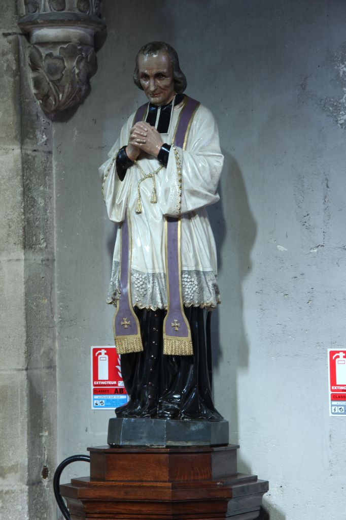 Statue de saint Jean-Marie Vianney, curé d'Ars.