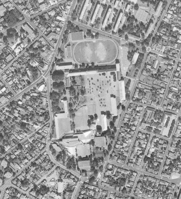 Photographie aérienne, 1995 (IGN). Les barres d'internats (G et F) sont démolies, le collège est construit.