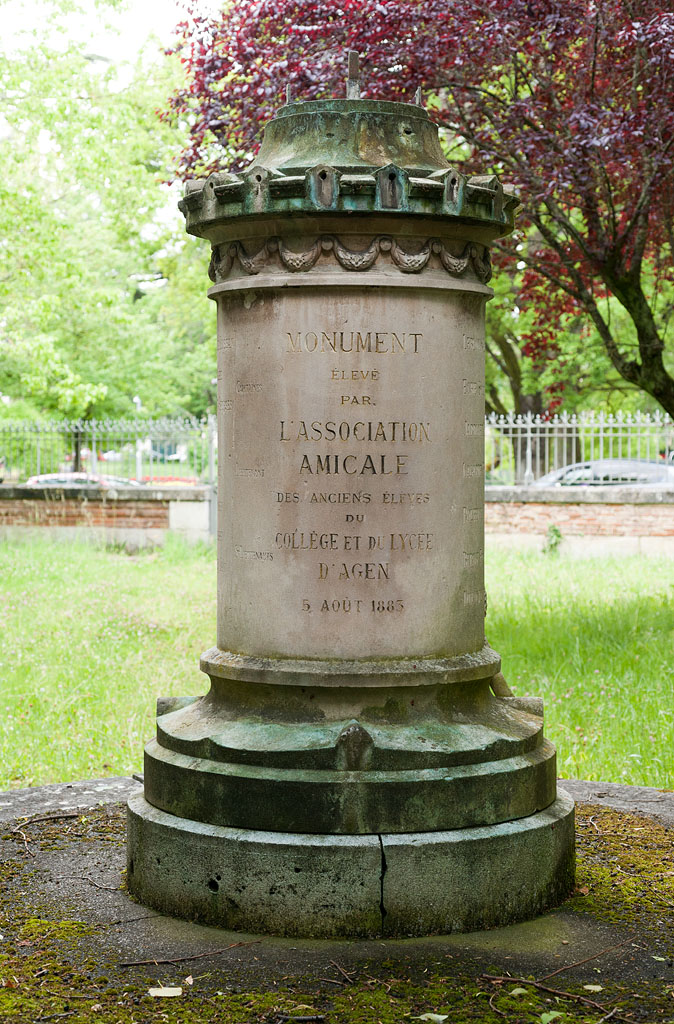 Détail sur l'inscription mentionnant l'origine de ce piédestal, érigé par l'Amicale des anciens élèves en 1883.