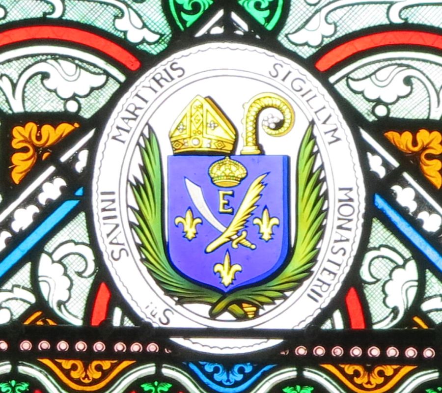 Armoiries de Saint-Savin sur la verrière de l'absidiole du transept nord de l'église signée Lobin Tours et datée 1877).