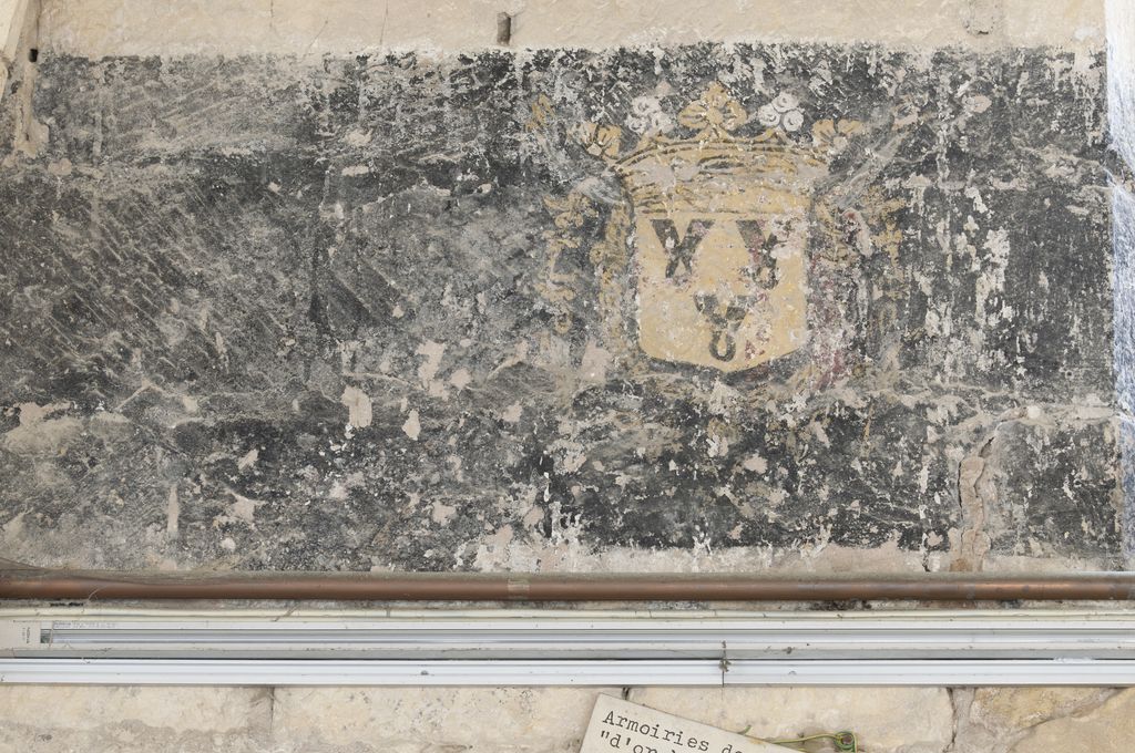 Litre funéraire, armoiries de la famille d'Hautefort, d'or à trois forces de sable, entourées des colliers de l'ordre du Saint-Esprit et de Saint-Michel et surmontées d'une couronne de marquis.