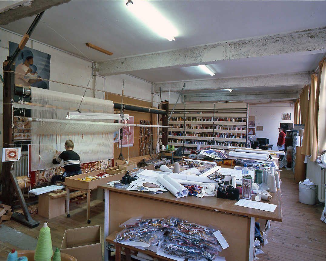 Vue générale de l'atelier de tissage des tapis Savonnerie et de l'atelier de travail des peintres cartonniers, installés au second étage du bâtiment de l'ancienne minoterie.