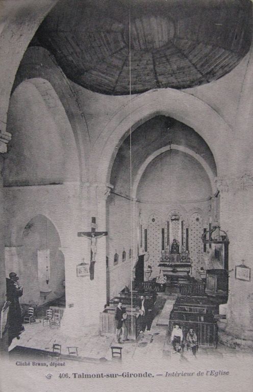 L'intérieur de l'église, avec la coupole en charpente au-dessus de la croisée du transept, carte postale du début du 20e siècle.