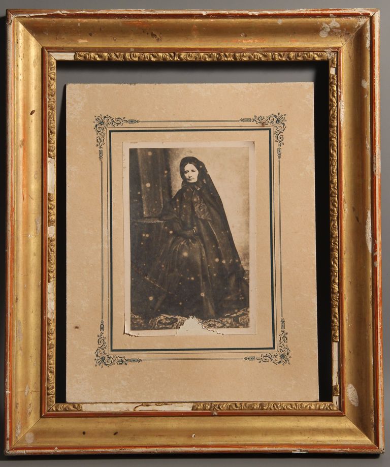 Photographie et son cadre : Portrait de Mme Bernard-Roch Domenger, née Blanche d'Antin (1805-1899).