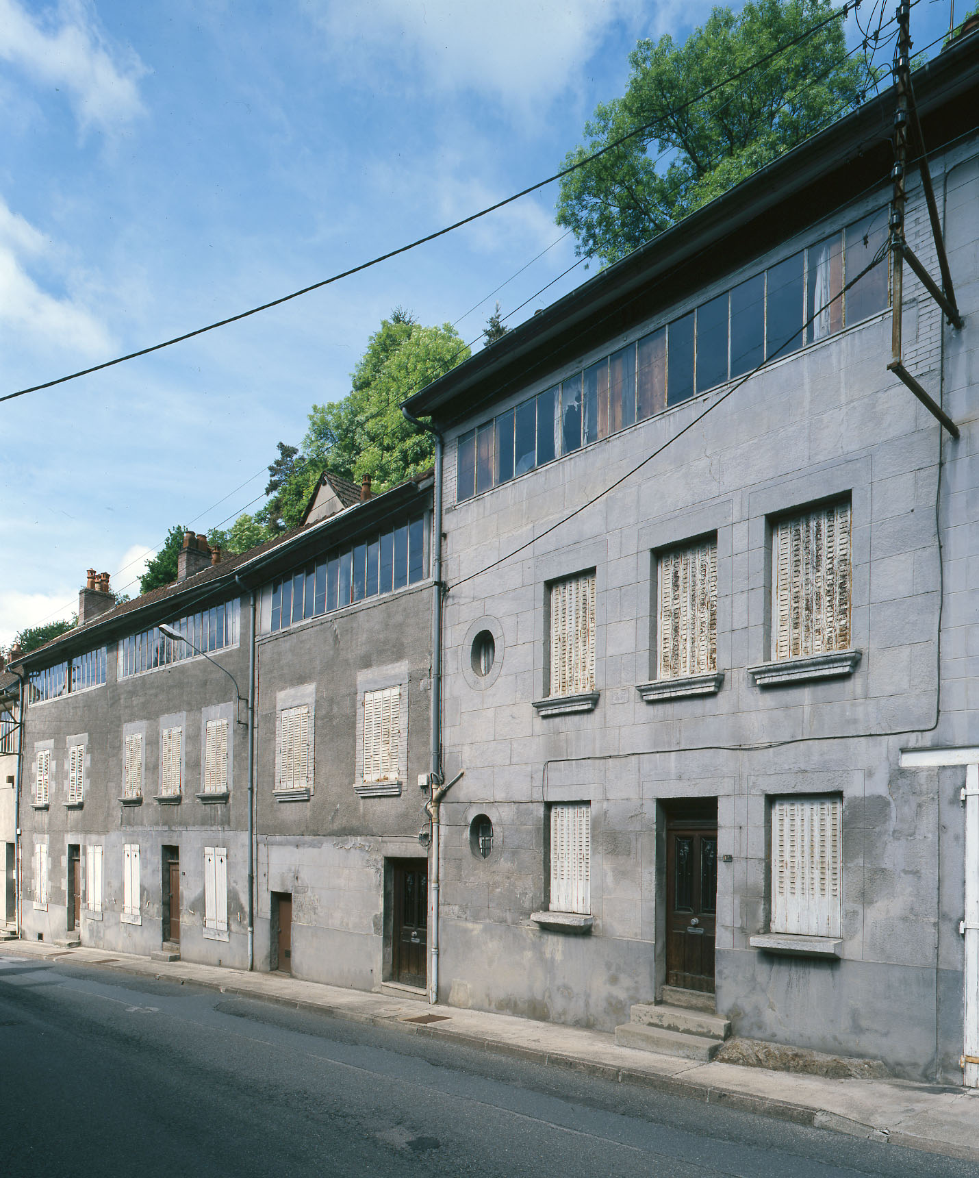 Vue générale des bâtiments des nuéméros 57 à 65 rue Jules Sandeau, constituant l'ancienne manufacture Fougerol, en direction du sud. 
