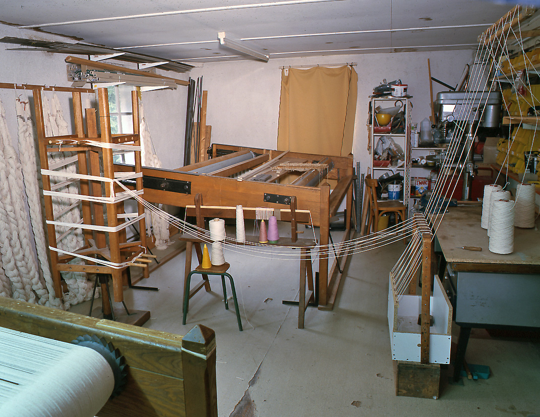 Vue générale de l'atelier d'ourdissage et de préparation des fils de chaîne, au second étage de la manufacture. Au second plan, à gauche, un ourdissoir de grande section.