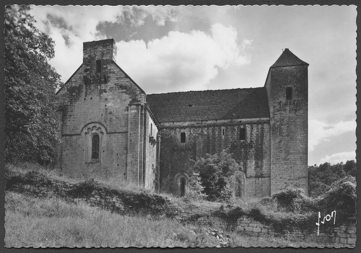 Vue de l'église abbatiale au nord. Carte postale (éditeur Yvon), s.d. (vers 1950).