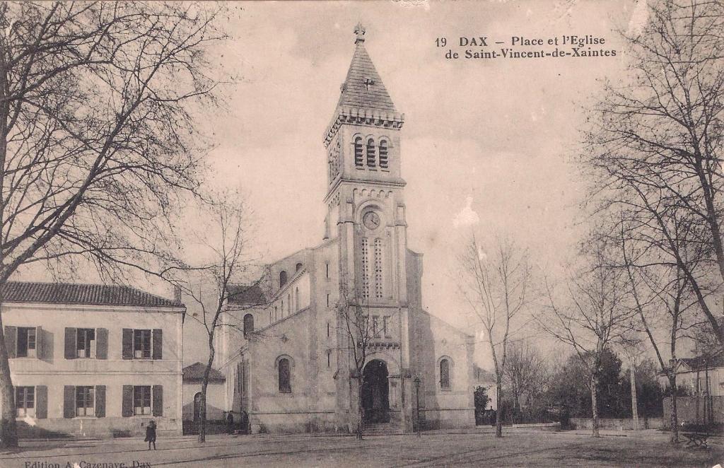 Place et église de Saint-Vincent-de-Xaintes. Carte postale, A. Cazenave éditeur, Dax (datée 1916).