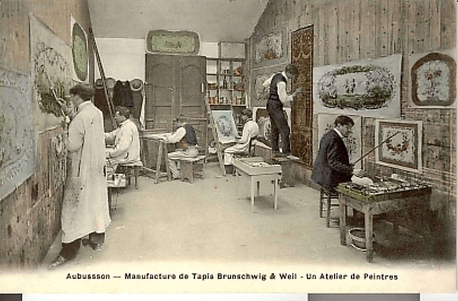 Carte postale de la manufacture Brunschwig et Weil (1er quart 20e siècle) : un atelier de peintres (collection particulière).