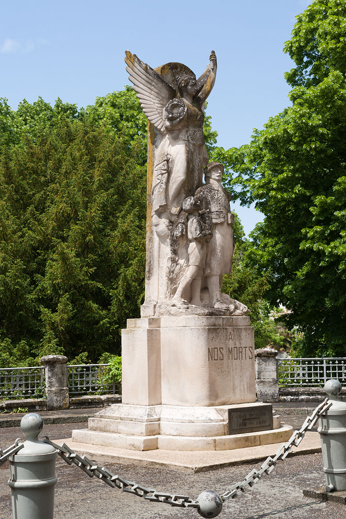 Monument aux morts face à l'entrée du lycée.