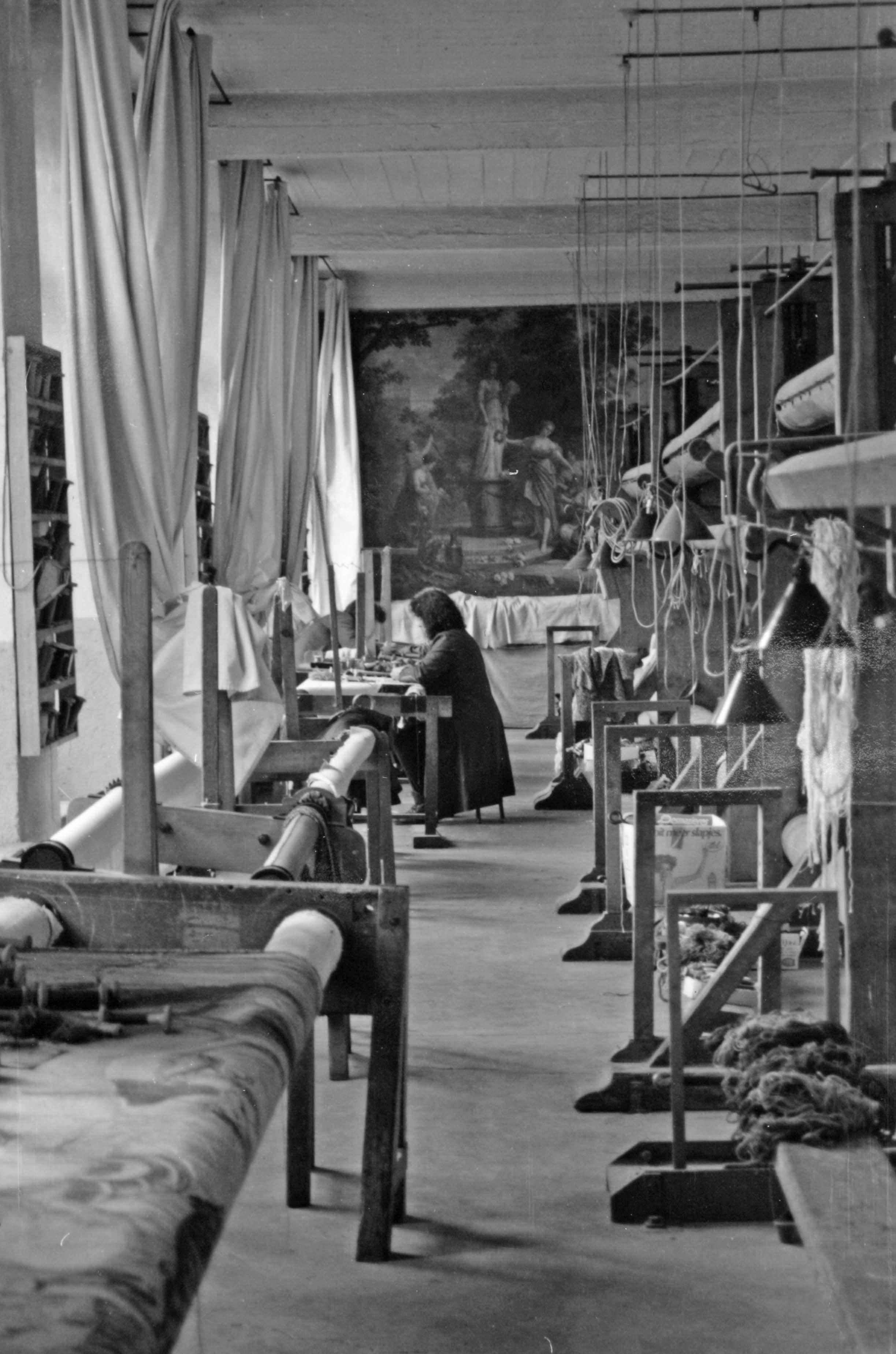 Une velouteuse au travail, dans l'atelier de haute lisse du rez-de-chaussée (reportage photographique de L. Yeghicheyan, 1992, Aubusson, Musée départemental de la Tapisserie)