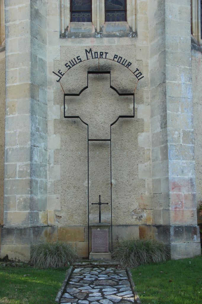 Croix de la mission de 1976 contre le chevet de l'église : ensemble.
