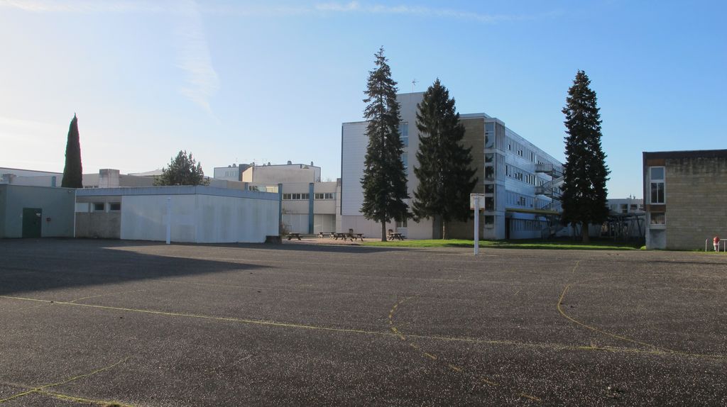 Vue depuis le sud-ouest (gymnase à gauche, bâtiment 2 à droite).