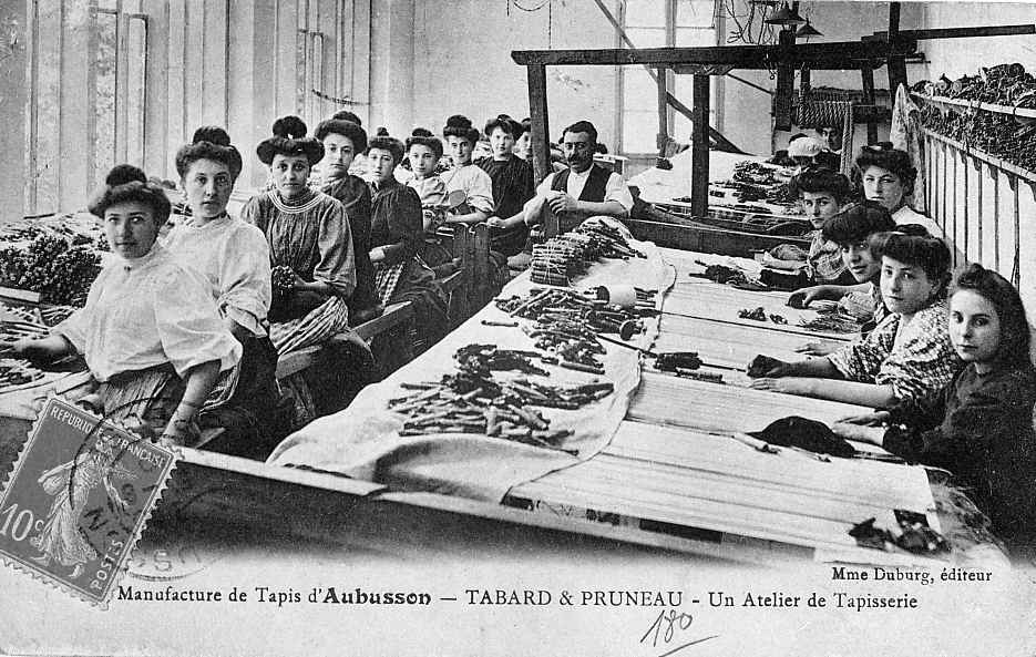 Carte postale (1er quart 20e siècle) d'un atelier de tissage en basse lisse de la manufacture Tabard et Pruneau, avec les ouvrières au travail (collection particulière)