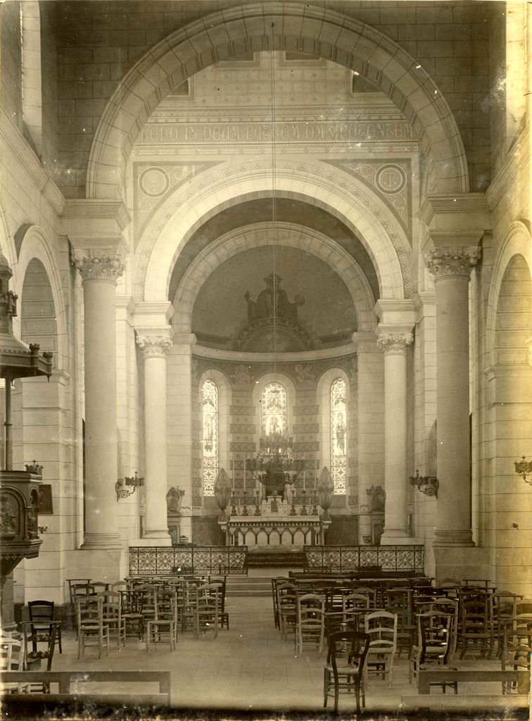 Vue intérieure vers le chœur. Photographie par l'abbé Paul Cazaux, vers 1910 (coll. part.).