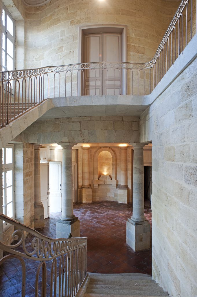 Corps de logis : vestibule depuis l'escalier et palier supérieur.