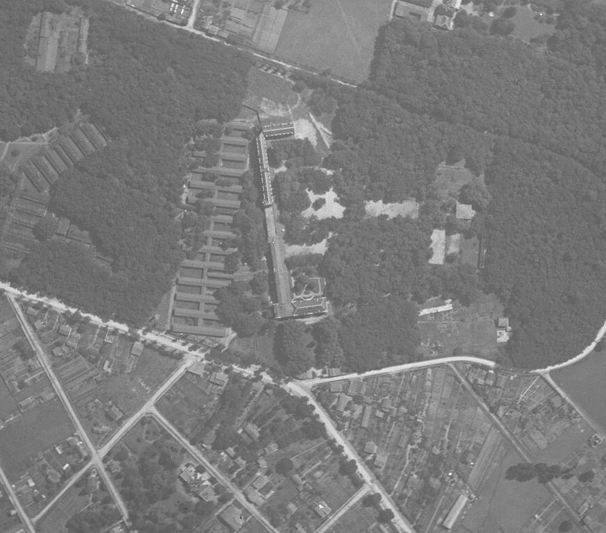 Photographie aérienne, 1924 (IGN). Des baraquements en peigne d'un hôpital militaire sont visibles au nord du lycée.