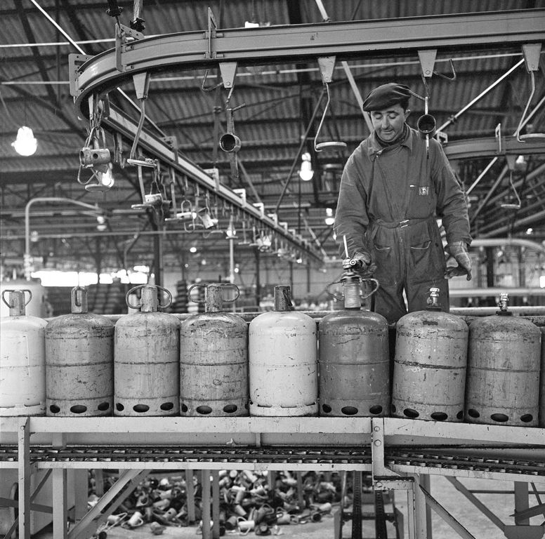 Chaîne de remplissage des bouteilles de butane en 1958