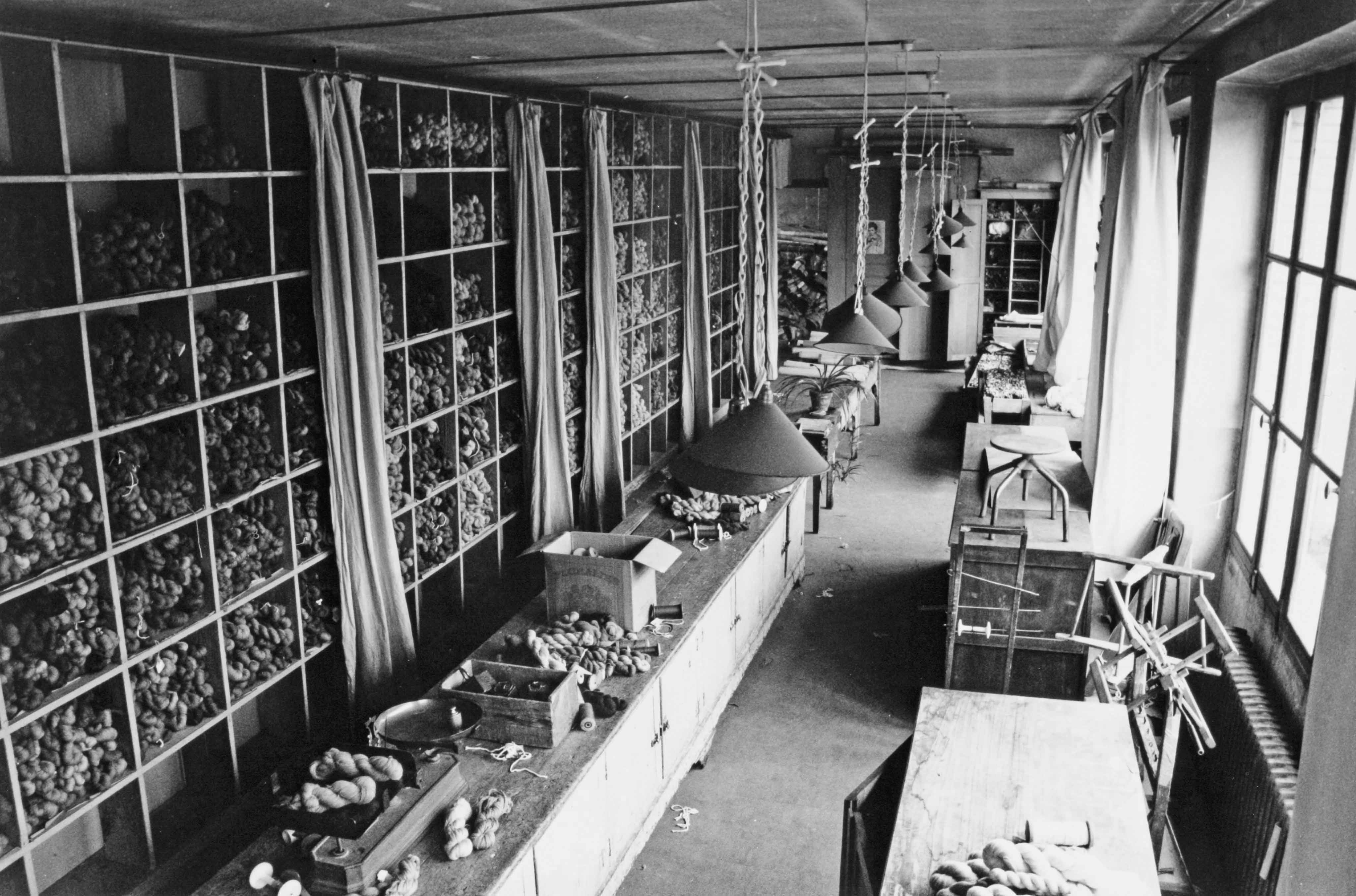Le magasin des laines, au second étage du bâtiment des ateliers (reportage photographique de L. Yeghicheyan, 1992, Aubusson, Musée départemental de la Tapisserie)