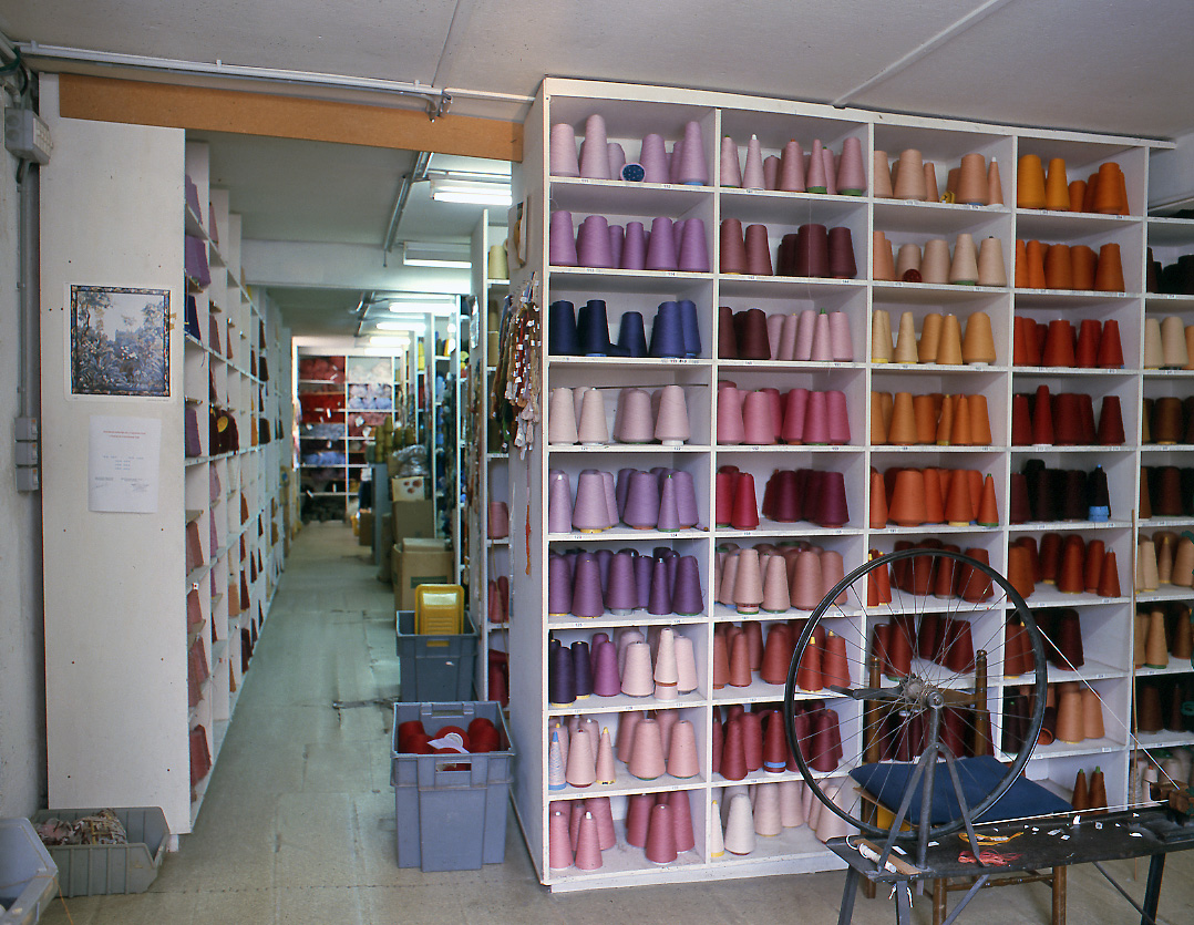 Vue générale du magasin des laines, au premier étage de la manufacture.