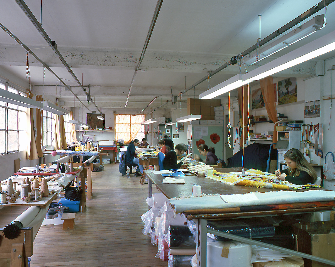 Vue générale de l'atelier de couture et de réparation des tapis et des tapisseries, installé au premier étage de l'ancien bâtiment de la minoterie.